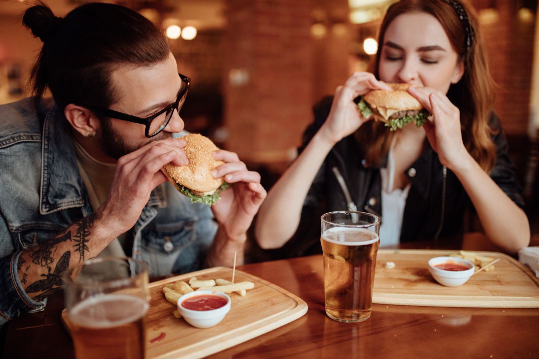 Una pareja comiendo